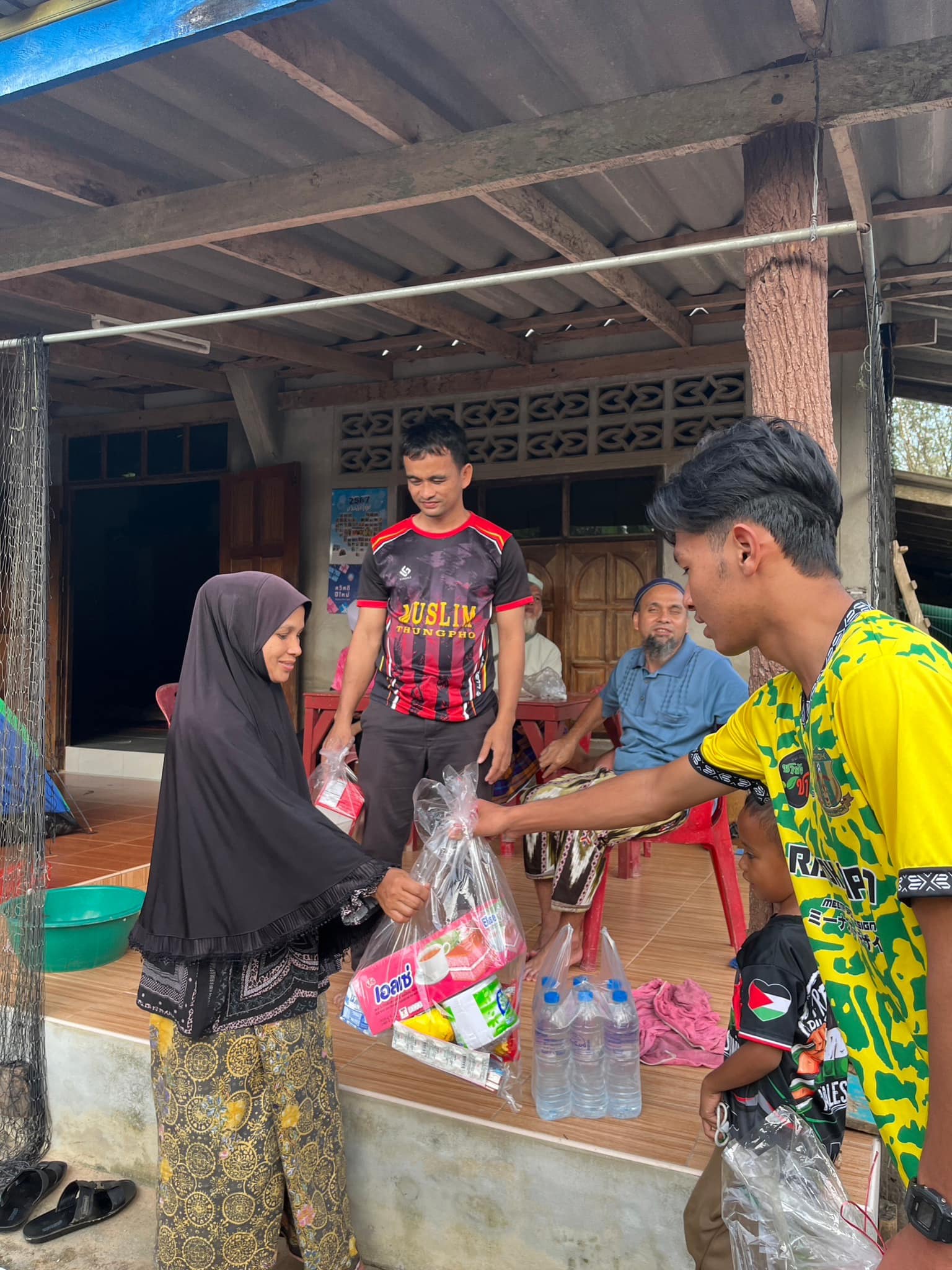 การช่วยเหลือพี่น้องในพื้นที่ 3 จังหวัดชายแดนใต้