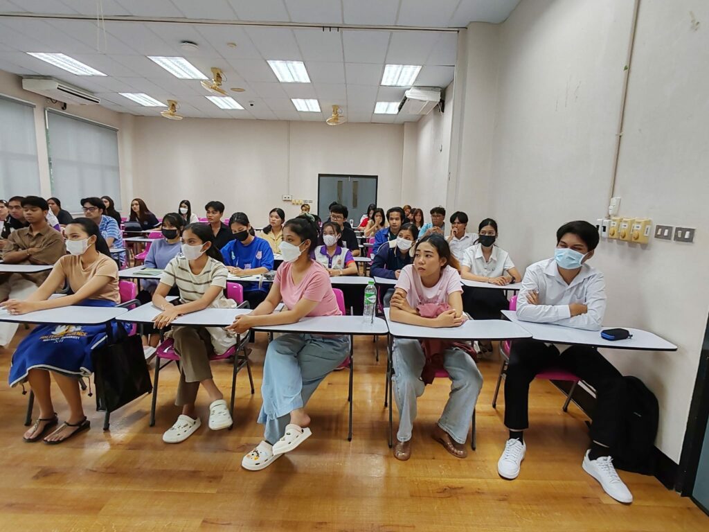 พบนักการทูต
